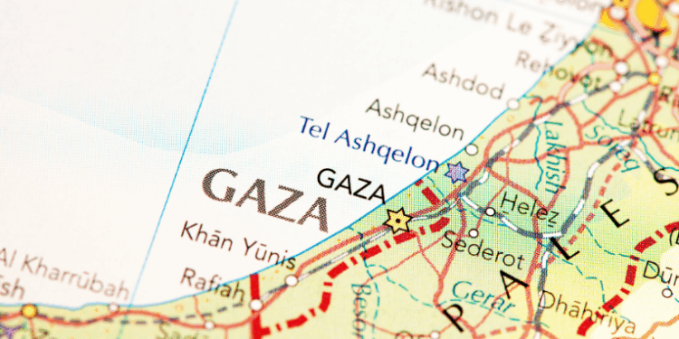 Médicos de Gaza afirmam que corpos devolvidos por Israel têm sinais de tortura e execução. Hospital relata vítimas com mãos amarradas, olhos vendados e tiros à queima-roupa.
