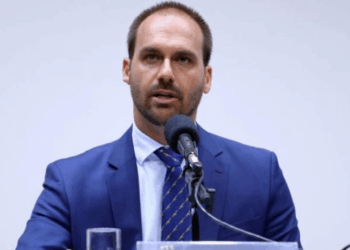 O PL tenta manter o mandato de Eduardo Bolsonaro com base na diferença entre sessões ordinárias e extraordinárias previstas na Constituição. A decisão pode ocorrer em março de 2026.