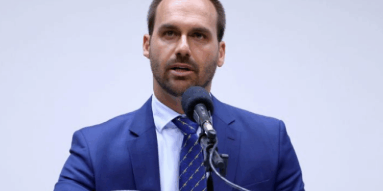O PL tenta manter o mandato de Eduardo Bolsonaro com base na diferença entre sessões ordinárias e extraordinárias previstas na Constituição. A decisão pode ocorrer em março de 2026.