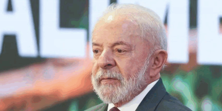 Lula lança o Reforma Casa Brasil, programa que destinará R$ 40 bilhões em crédito para reformas de moradias em todo o país.