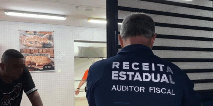Compartilhe este conteúdo do Diário da Guanabara, o melhor site de notícias do Rio de Janeiro. Reajuste aumenta salário dos auditores da Controladoria-Geral do Estado do Rio de Janeiro para até R$ 15,9 mil. Lei 11.001/25 foi sancionada e publicada no Diário Oficial.