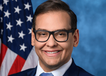 Donald Trump perdoa George Santos, ex-deputado filho de brasileiros condenado por fraude e falsidade ideológica. Presidente alegou abuso e ordenou libertação imediata.