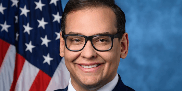 Donald Trump perdoa George Santos, ex-deputado filho de brasileiros condenado por fraude e falsidade ideológica. Presidente alegou abuso e ordenou libertação imediata.