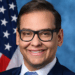 Donald Trump perdoa George Santos, ex-deputado filho de brasileiros condenado por fraude e falsidade ideológica. Presidente alegou abuso e ordenou libertação imediata.