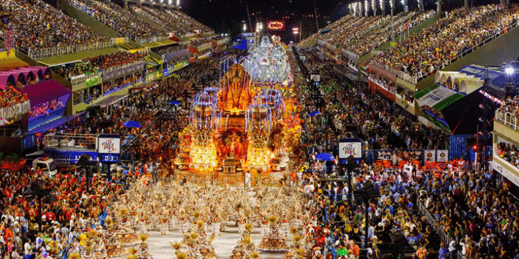 O Carnaval do Rio 2026 acontece entre 13 e 21 de fevereiro, com novas datas, desfiles na terça-feira e mais tempo para as escolas na Sapucaí. Veja o calendário completo.
