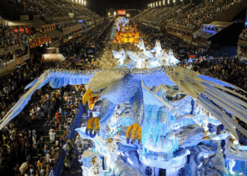 Explore a história do Carnaval do Rio, desde as festas agrárias de 4000 a.C., passando pelo entrudo, até se tornar referência mundial em samba e cultura.