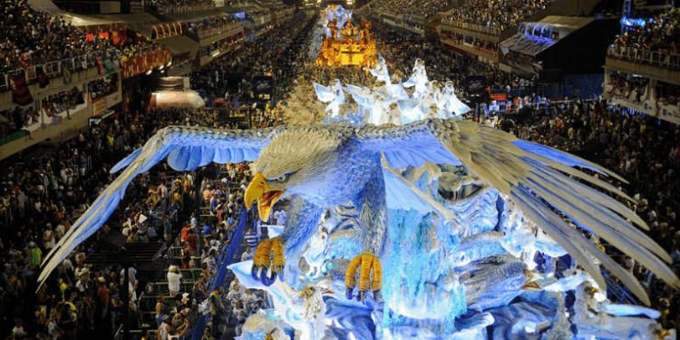 Explore a história do Carnaval do Rio, desde as festas agrárias de 4000 a.C., passando pelo entrudo, até se tornar referência mundial em samba e cultura.
