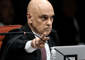Ministro Alexandre de Moraes cobra explicações da defesa de Fernando Collor e do governo de Alagoas por falha e atraso em alerta sobre tornozeleira eletrônica. Ex-presidente pode ter prisão decretada.