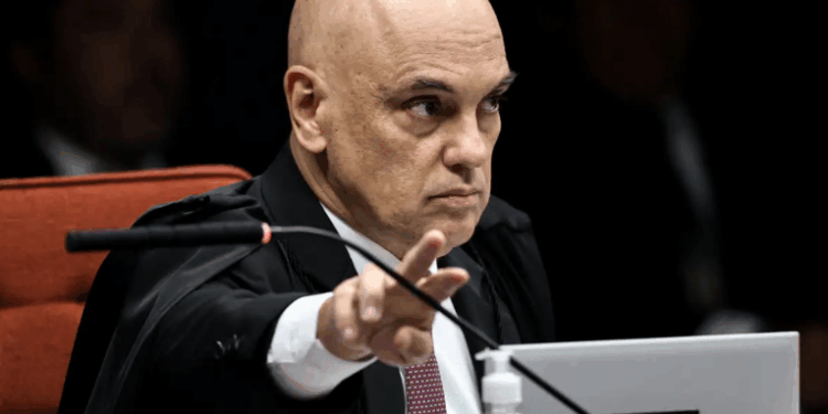 Ministro Alexandre de Moraes cobra explicações da defesa de Fernando Collor e do governo de Alagoas por falha e atraso em alerta sobre tornozeleira eletrônica. Ex-presidente pode ter prisão decretada.