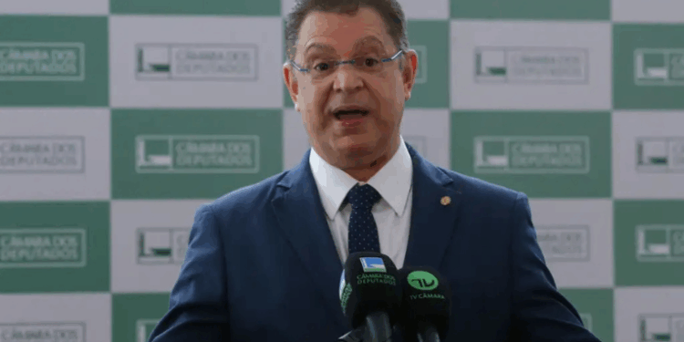 Sóstenes Cavalcante (PL-RJ) entra na CPI do INSS após vitórias do governo Lula e promete reorganizar a oposição. Deputado critica blindagem a aliados e discute 2026 com Bolsonaro.