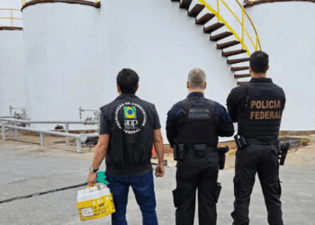 Operação Alquimia investiga 24 empresas do setor sucroalcooleiro e distribuidores de metanol em cinco estados. A ação busca prevenir uso irregular do metanol em bebidas alcoólicas e proteger a saúde da população.
