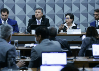 Ex-membro do Conselho da Previdência afirma ter denunciado fraudes em descontos a aposentados desde 2019. CPMI investiga esquema que pode ter movimentado R$ 1,1 bilhão.