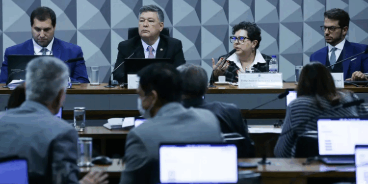 Ex-membro do Conselho da Previdência afirma ter denunciado fraudes em descontos a aposentados desde 2019. CPMI investiga esquema que pode ter movimentado R$ 1,1 bilhão.