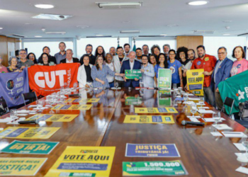 Lula manifesta apoio ao plebiscito popular por isenção de Imposto de Renda para quem ganha até R$ 5 mil e defende a taxação dos super-ricos. Proposta está em análise no Congresso.