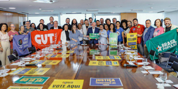Lula manifesta apoio ao plebiscito popular por isenção de Imposto de Renda para quem ganha até R$ 5 mil e defende a taxação dos super-ricos. Proposta está em análise no Congresso.