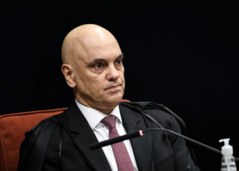 Ex-assessor de Alexandre de Moraes, Eduardo Tagliaferro é detido na Itália após pedido de extradição. Ele responde por vazamento de conversas do TSE e nega acusações.