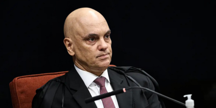 Ex-assessor de Alexandre de Moraes, Eduardo Tagliaferro é detido na Itália após pedido de extradição. Ele responde por vazamento de conversas do TSE e nega acusações.