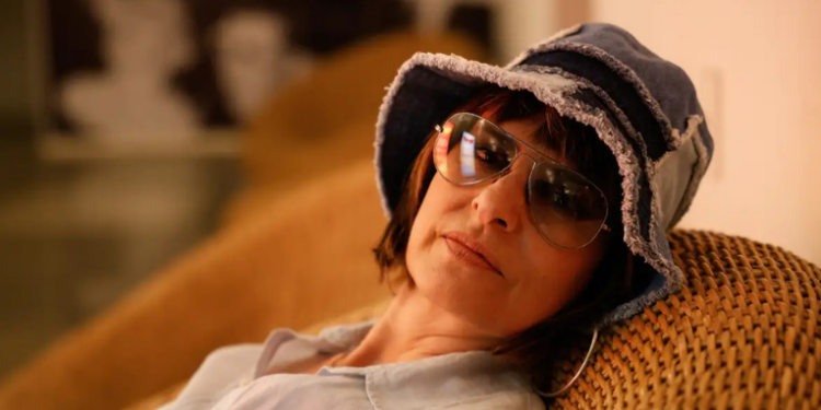 Festival do Rio 2025 começa com 300 filmes, incluindo estreia do documentário "Da Lata 30 Anos", de Fernanda Abreu. Evento homenageia o cinema nacional em alta.