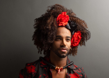 Oldd Simão, artista multifacetado radicado em Madri, leva ao palco do Teatro Brigitte Blair o espetáculo “Encantos de Nzila Vol. 4” com releituras de clássicos da música brasileira e composições autorais.