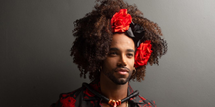Oldd Simão, artista multifacetado radicado em Madri, leva ao palco do Teatro Brigitte Blair o espetáculo “Encantos de Nzila Vol. 4” com releituras de clássicos da música brasileira e composições autorais.