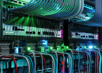 A empresa chinesa Hailanyun está construindo um data center de IA subaquático perto de Xangai, com investimento de US$ 223 milhões. A estrutura usará o oceano para resfriamento e começará a operar em setembro.
