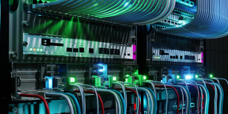 A empresa chinesa Hailanyun está construindo um data center de IA subaquático perto de Xangai, com investimento de US$ 223 milhões. A estrutura usará o oceano para resfriamento e começará a operar em setembro.