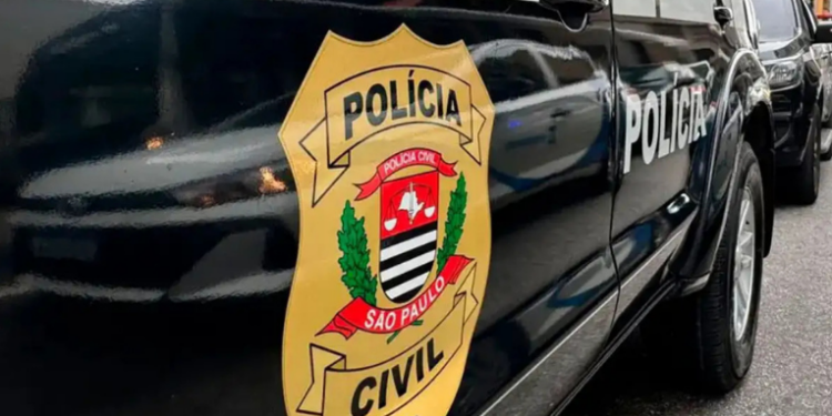 Comerciante é presa em flagrante na zona leste de São Paulo por armazenar mais de 2 mil garrafas de gin sem documentação fiscal. Carga será periciada por possível adulteração.