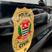 Comerciante é presa em flagrante na zona leste de São Paulo por armazenar mais de 2 mil garrafas de gin sem documentação fiscal. Carga será periciada por possível adulteração.