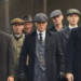 O universo de Peaky Blinders vai crescer com duas novas séries da Netflix e BBC. A história se passa após o filme e foca na nova geração dos Shelbys em uma Birmingham pós-guerra.
