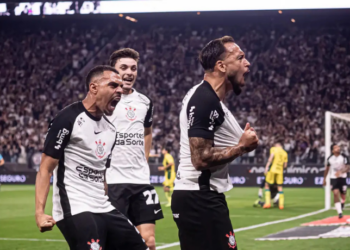 Corinthians encerra jejum de vitórias em casa com triunfo por 3 a 0 sobre o Mirassol e melhora aproveitamento no Brasileirão. Atlético-MG sofre goleada, Inter vence Botafogo, e Grêmio reclama de arbitragem.