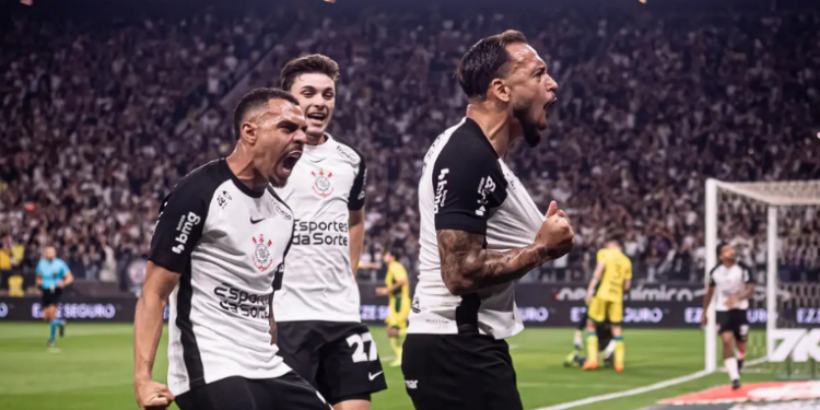Corinthians encerra jejum de vitórias em casa com triunfo por 3 a 0 sobre o Mirassol e melhora aproveitamento no Brasileirão. Atlético-MG sofre goleada, Inter vence Botafogo, e Grêmio reclama de arbitragem.