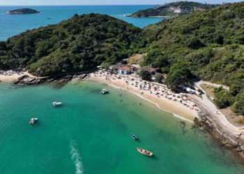 Quatro praias de Búzios recebem certificação internacional Bandeira Azul para 2025/2026, consolidando a cidade como exemplo de turismo sustentável e qualidade ambiental no Brasil.