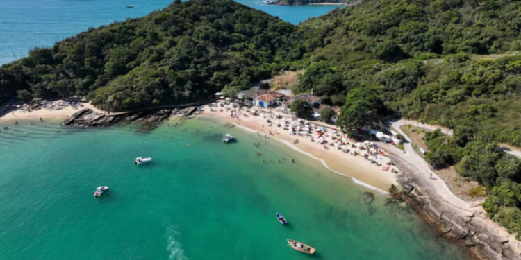 Quatro praias de Búzios recebem certificação internacional Bandeira Azul para 2025/2026, consolidando a cidade como exemplo de turismo sustentável e qualidade ambiental no Brasil.