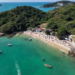 Quatro praias de Búzios recebem certificação internacional Bandeira Azul para 2025/2026, consolidando a cidade como exemplo de turismo sustentável e qualidade ambiental no Brasil.