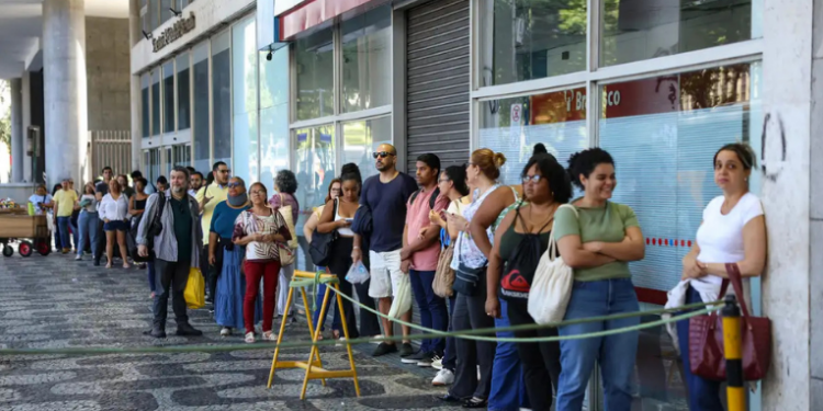 Mais de 108 mil candidatos participam da primeira etapa do Concurso Nacional Unificado 2025 no Rio de Janeiro. Estado lidera inscrições fora do DF e conta com 315 vagas e 181 locais de prova.