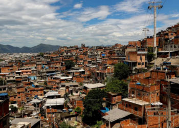 Guia gratuito “Descubra a Favela” apresenta experiências em seis comunidades do Rio de Janeiro, com foco em turismo social, gastronomia e empreendedorismo local. Publicação está disponível online em português, inglês e espanhol.