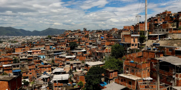 Guia gratuito “Descubra a Favela” apresenta experiências em seis comunidades do Rio de Janeiro, com foco em turismo social, gastronomia e empreendedorismo local. Publicação está disponível online em português, inglês e espanhol.