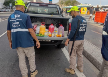Em um mês, Operação Verão da Prefeitura do Rio apreende mais de 400 bebidas ilegais, aplica 150 multas a barraqueiros e realiza 8 mil abordagens a pessoas em situação de rua com apoio de drones e assistentes sociais.