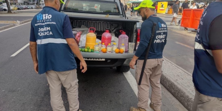 Em um mês, Operação Verão da Prefeitura do Rio apreende mais de 400 bebidas ilegais, aplica 150 multas a barraqueiros e realiza 8 mil abordagens a pessoas em situação de rua com apoio de drones e assistentes sociais.