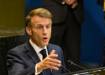 Após a renúncia do premiê Sebastien Lecornu, aumenta a pressão para que Macron também deixe o cargo. Oposição fala em impeachment, dissolução da Assembleia e novas eleições.
