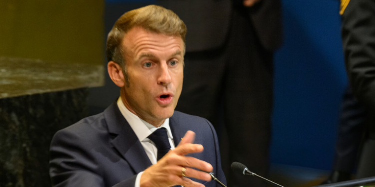 Após a renúncia do premiê Sebastien Lecornu, aumenta a pressão para que Macron também deixe o cargo. Oposição fala em impeachment, dissolução da Assembleia e novas eleições.