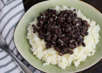 Segundo a Embrapa, consumo de arroz com feijão caiu ao menor nível histórico em 2024. Especialistas alertam para riscos à saúde pública com o abandono desse hábito alimentar.