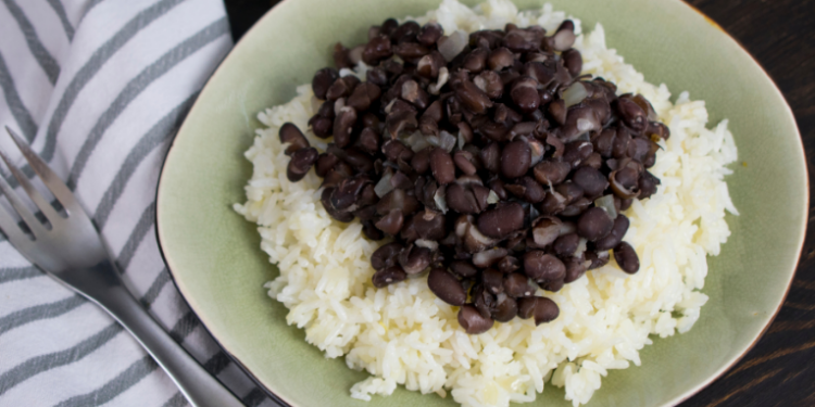 Segundo a Embrapa, consumo de arroz com feijão caiu ao menor nível histórico em 2024. Especialistas alertam para riscos à saúde pública com o abandono desse hábito alimentar.