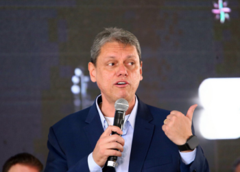 Em meio à crise causada por bebidas alcoólicas falsificadas com metanol, governador Tarcísio de Freitas faz comentário bem-humorado sobre Coca-Cola e gera repercussão.
