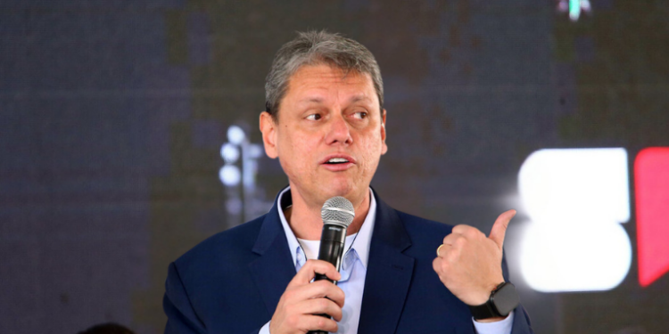 Em meio à crise causada por bebidas alcoólicas falsificadas com metanol, governador Tarcísio de Freitas faz comentário bem-humorado sobre Coca-Cola e gera repercussão.