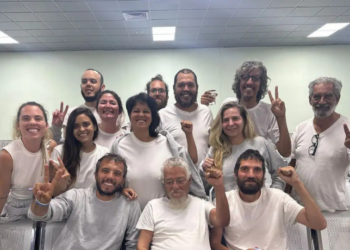 Após detenção em águas internacionais por Israel, 13 brasileiros da Flotilha Global Sumud, incluindo a deputada Luizianne Lins, são libertados e levados à Jordânia. MRE confirmou operação.