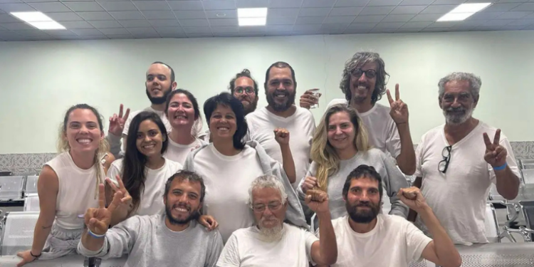 Após detenção em águas internacionais por Israel, 13 brasileiros da Flotilha Global Sumud, incluindo a deputada Luizianne Lins, são libertados e levados à Jordânia. MRE confirmou operação.