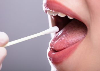 Pesquisadores brasileiros criam sensor portátil e descartável que identifica transtornos mentais como depressão, esquizofrenia e bipolaridade através da saliva. Tecnologia é barata e ideal para uso em larga escala.