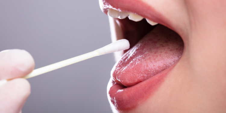 Pesquisadores brasileiros criam sensor portátil e descartável que identifica transtornos mentais como depressão, esquizofrenia e bipolaridade através da saliva. Tecnologia é barata e ideal para uso em larga escala.