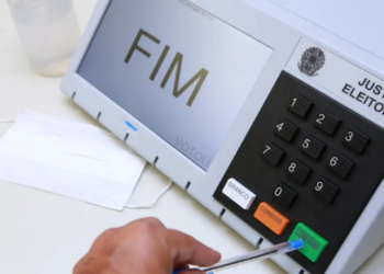 Pelo menos 11 governadores deixaram seus cargos em todo o país para disputar as eleições, cumprindo a regra de desincompatibilização prevista na legislação eleitoral brasileira.